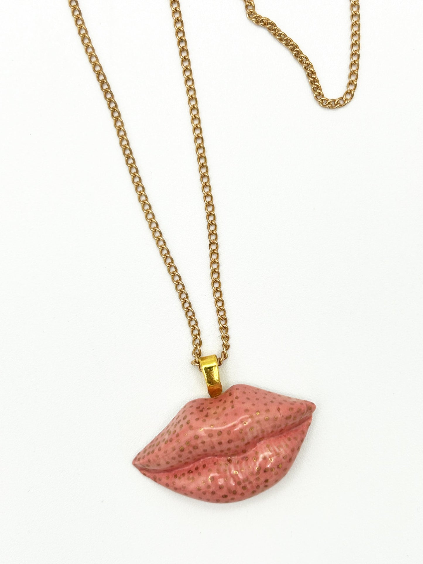 Dotted lip necklace